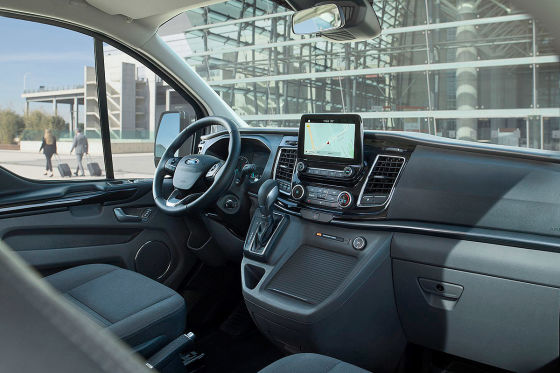 Im Ford Tourneo Plug-in-Hybrid fühlt man sich wie der König der Landstraße