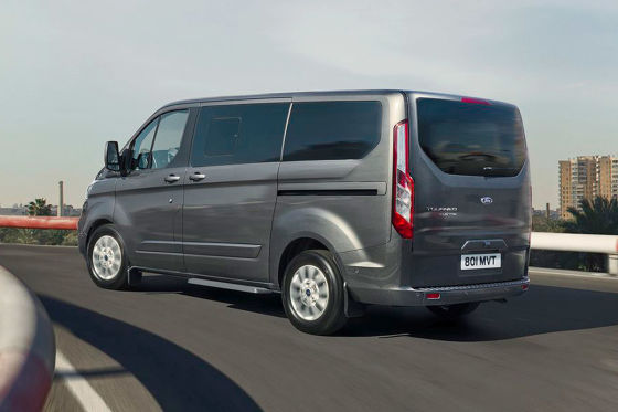 Im Ford Tourneo Plug-in-Hybrid fühlt man sich wie der König der Landstraße