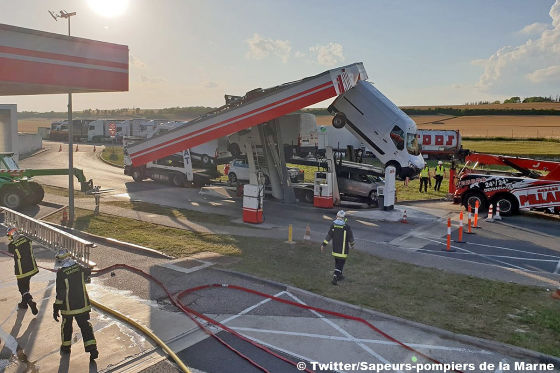Kurioses Zusammentreffen von Autottransporter mit Tankstellendach