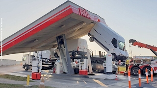 Spektakulär: Wenn ein beladener Lkw auf eine Tankstelle trifft