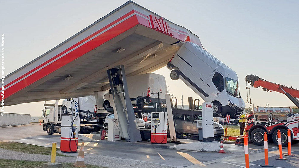 Spektakulär: Wenn ein beladener Lkw auf eine Tankstelle trifft