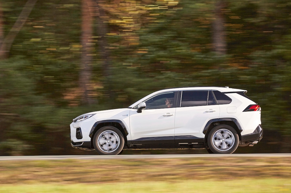 Toyota RAV4 Plug-In-Hybrid vs Suzuki Across