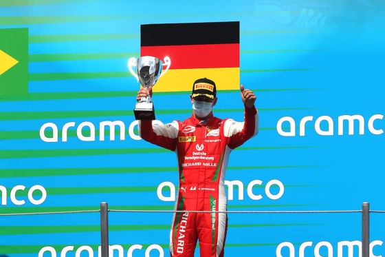 Schumi junior auf dem Podest