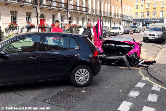 Pinker McLaren 570S in 30er Zone bei Unfall mit VW Golf geschrottet