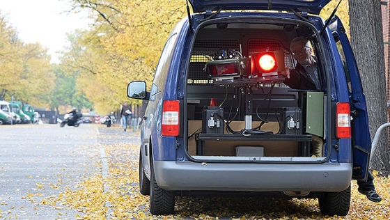 Polizeiangestellter Klaus Nitzer stellt am 09.10.2013 in Berlin die Vitronic Poliscan Speed-Radaranlage (PSS) eines Geschwindigkeitsmesswagens der Polizei ein.