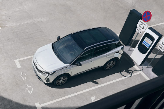 Neues Gesicht mit Reißzahn-Tagfahrlicht für das Peugeot 3008 Facelift