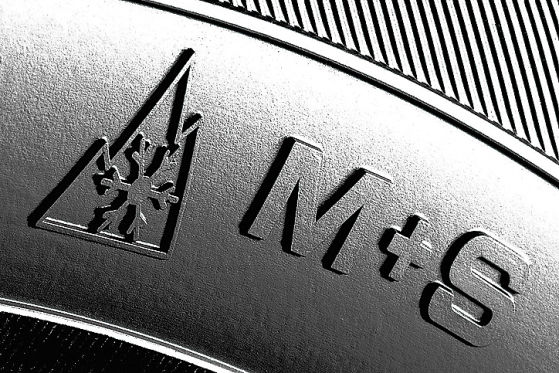 Winterreifen mit Alpine-Symbol und M+S-Zeichen
