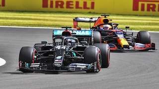 Hamilton vor einem Red Bull F1 2020
