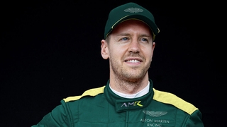 F1 Montage Vettel im Aston Martin Overall