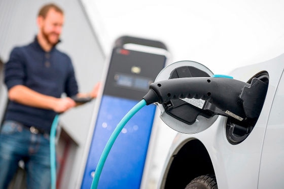 So können Sie mit Ihrem E-Auto beim Stromtanken zu Hause 500 Euro sparen