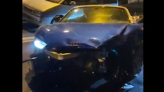 Audi R8 bei Crash zerteilt, Fahrer flieht