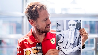 Vettel mit einem Foto von Enzo