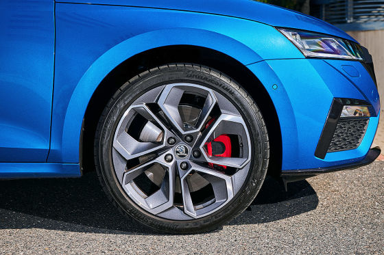 Als Plug-in-Hybride fährt sich der Octavia RS behäbig