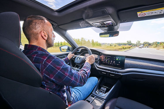 Als Plug-in-Hybride fährt sich der Octavia RS behäbig