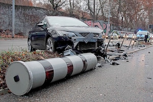 Ein Unfallfahrzeug steht auf einer Hauptverkehrsstraße hinter einem umgefahrenen Blitzgerät. Auch noch ungeklärter Ursache kam das Fahrzeug von der Fahrbahn ab und hat zwei Blitzgeräte umgefahren - Unfall Polizei