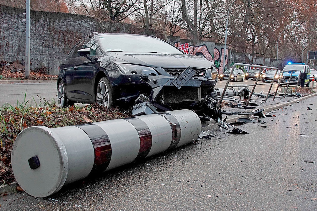 Ein Unfallfahrzeug steht auf einer Hauptverkehrsstraße hinter einem umgefahrenen Blitzgerät. Auch noch ungeklärter Ursache kam das Fahrzeug von der Fahrbahn ab und hat zwei Blitzgeräte umgefahren - Unfall Polizei