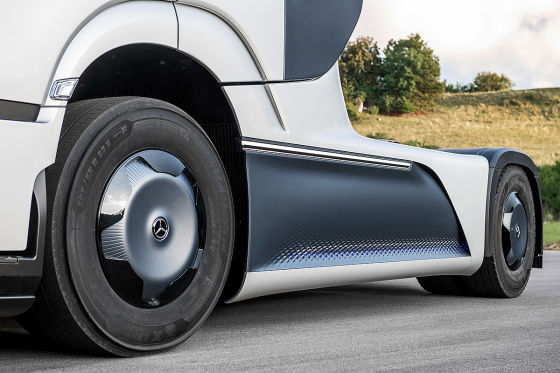 Mercedes LKW Studie soll bis zu 1000 km mit Wasserstoff fahren können.