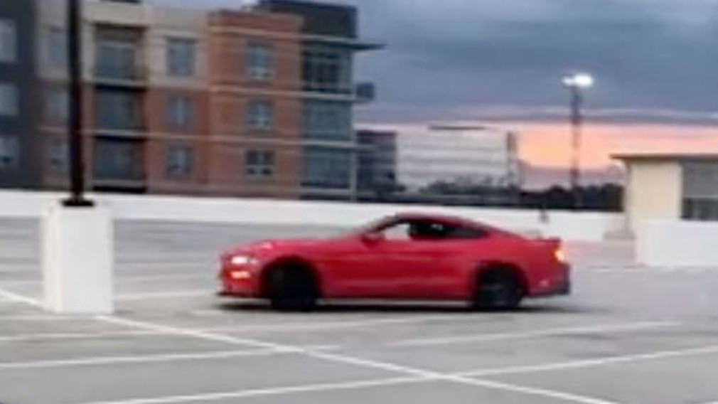 Mustang-Fahrer crasht beim Driften auf einem Parkdeck
