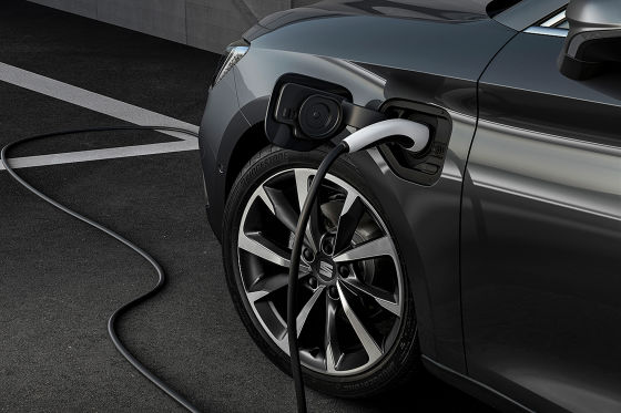 Neuer Leon e-Hybrid kostet mit Umweltprämie weniger als 30.000 Euro.