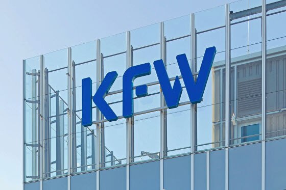 Logo an der KfW-Zentrale in Frankfurt