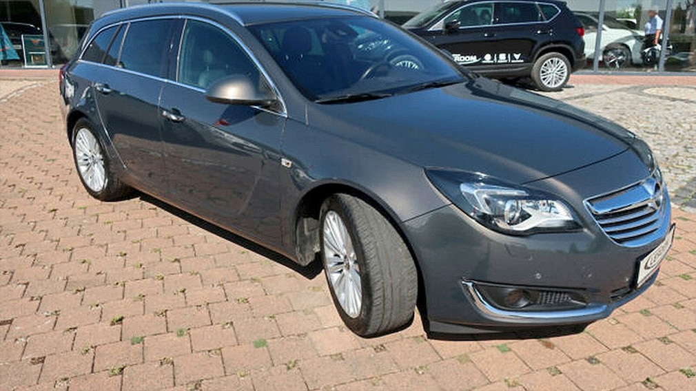 Dieser Opel Insignia Sports Tourer wirkt gepflegt und er kostet wenig