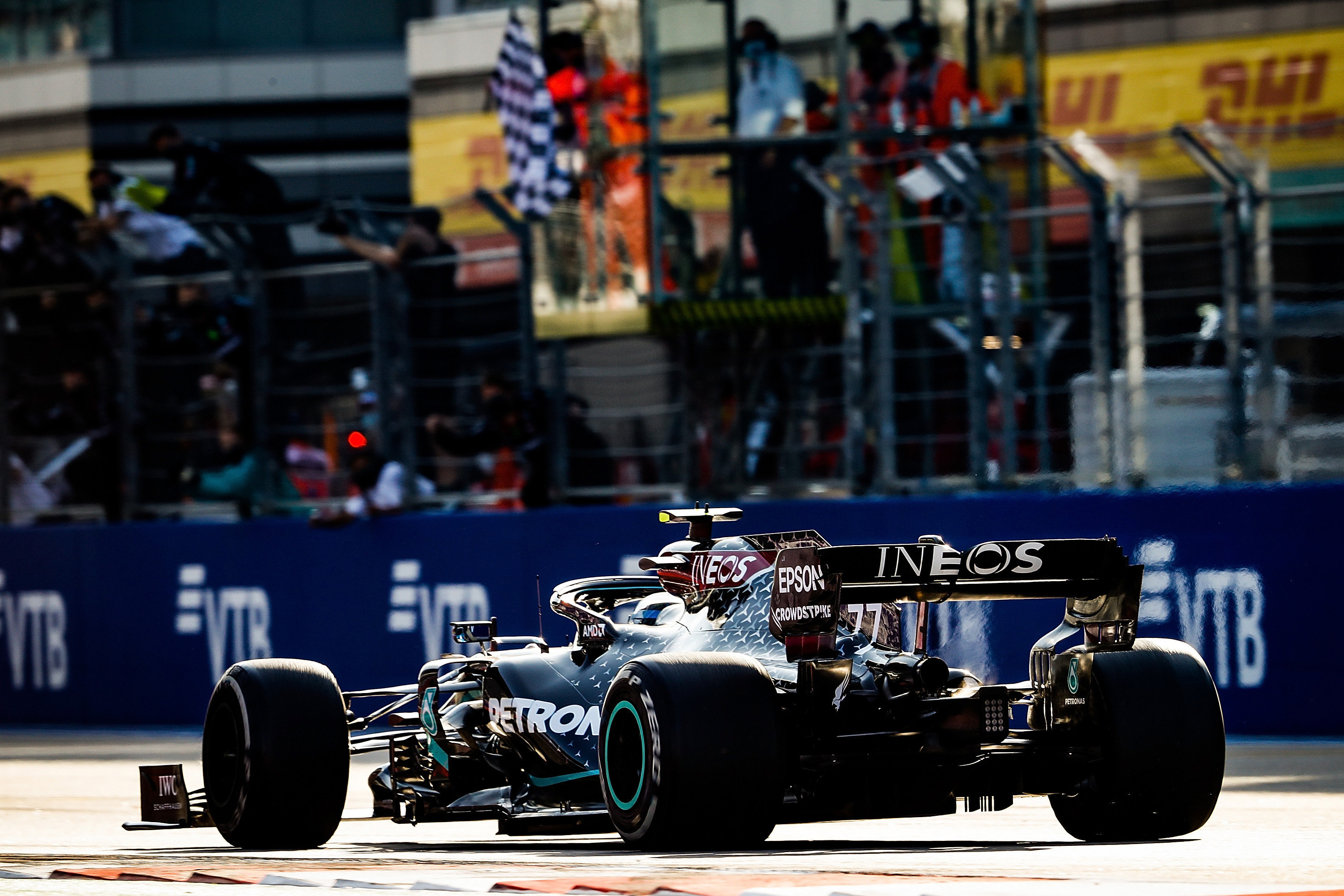 Formel 1 Positiver Corona Test Bei Mercedes Hamilton Besorgt Autobild De