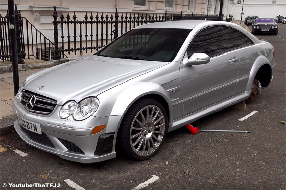 Diesem Mercedes CLK 63 AMG Black Series wurden die Felgen geklaut