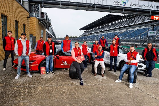 Gruppen­bild mit Dame