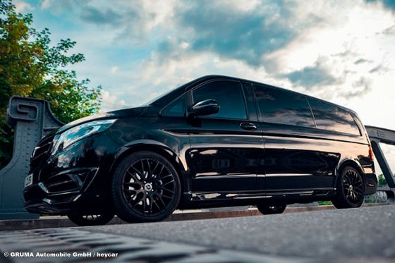 Diese Mercedes V-Klasse hat eine PS4, TV, Kühlschrank und mehr an Bord