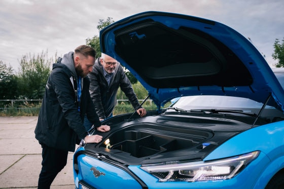 Paul und der Mustang Mach-E: Das perfekte Date