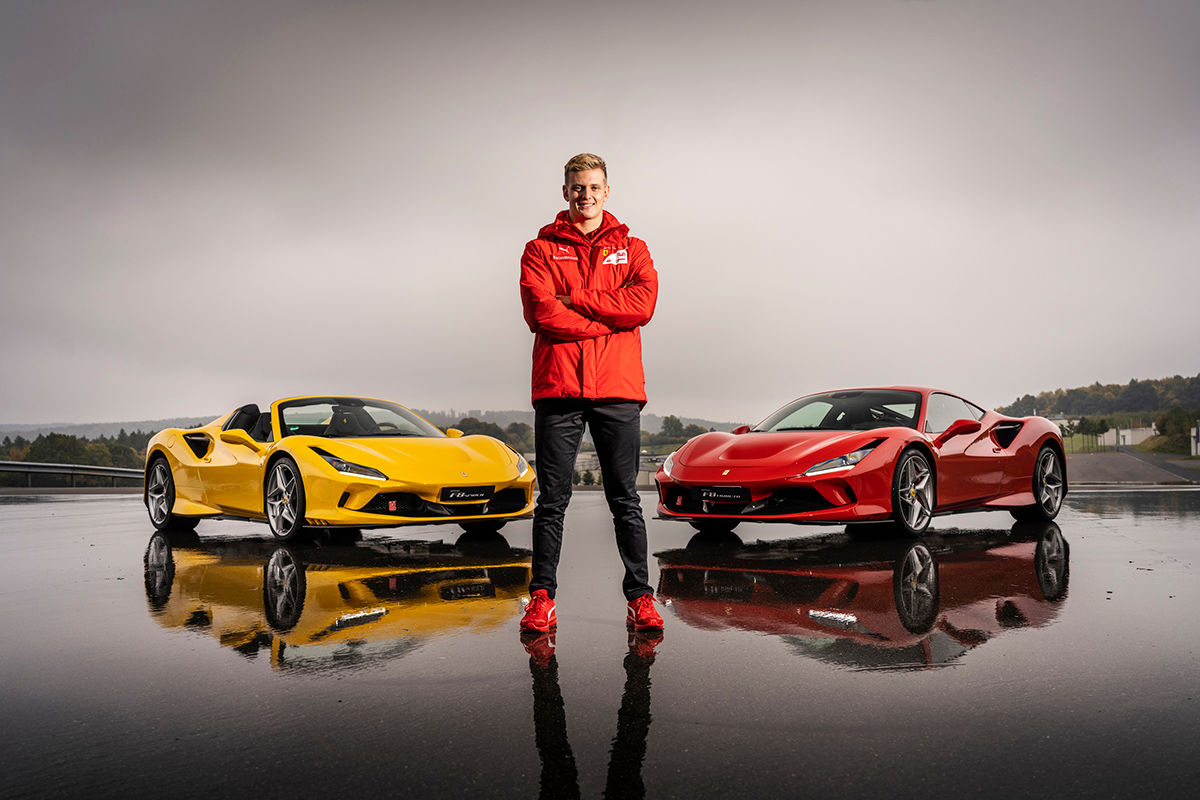 Mick Schumacher schwärmt von Serien-Ferrari - Bilder ...