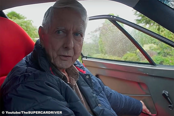 80-jähriger Petrolhead fährt seinen Ferrari F40 auch im Regen