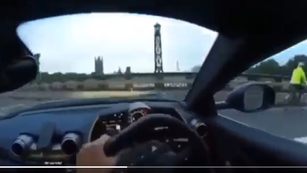 Autoposer crasht 800 PS-Ferrari