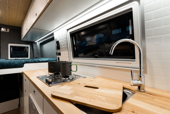 Moderner Allradcamper auf Sprinter-Basis