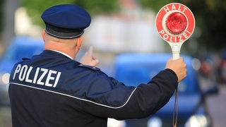 Polizeikontrolle mit Kelle