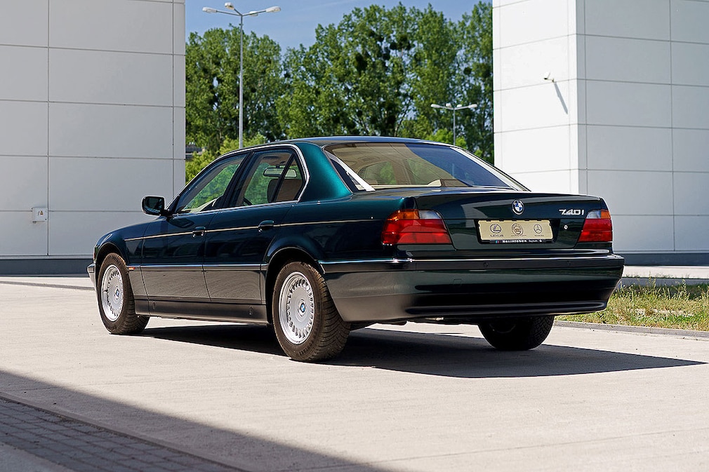 BMW 740i (E38)