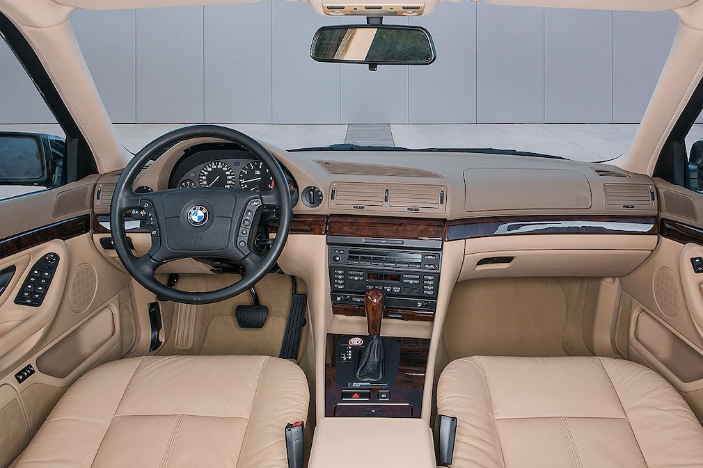 BMW 740i (E38)