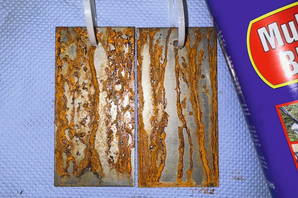 Multifunktionsöl Test an einer kleinen Blechtafel