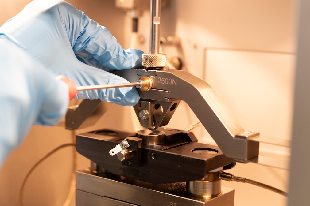 Prüfung typischer Anwendungsfälle von Multifunktionsölen durch ein Schwingungs-Reibverschleiß-Prüfgerät