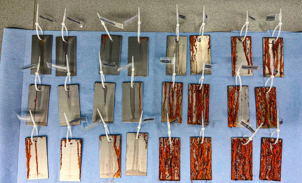 Rostschutz-Prüfung durch Salzsprühnebel an kleinen Blechtafeln