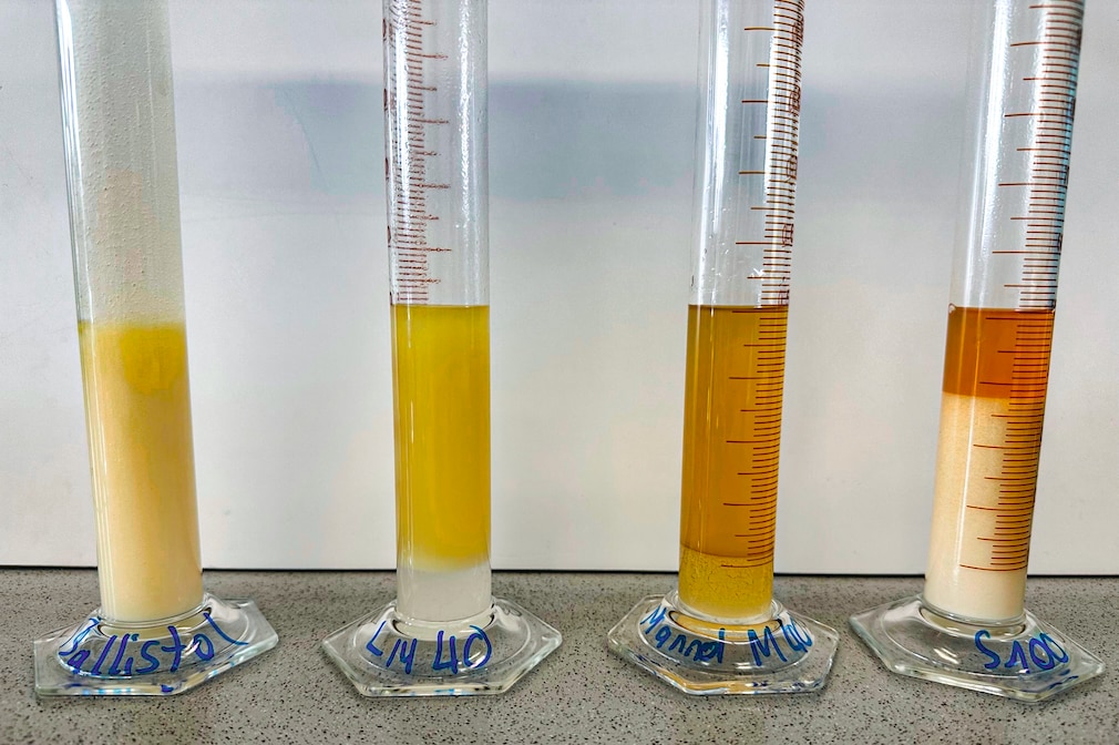 Test im Reagenzglas: Wie gut trennt sich das Kriechöl vom Wasser