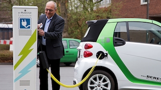 Elektro Ladesäule - Der kaufmännische Geschäftsführer Gerhard Hörpel steckt am 17.03.2014 auf dem Gelände vom MEET Batterieforschungszentrum in Münster (Nordrhein-Westfalen) einen Ladestecker für ein batteriebetriebenes Fahrzeug in eine Ladesäule. Das Forschungszentrum entwickelt neue Möglichkeiten der Batterietechnik