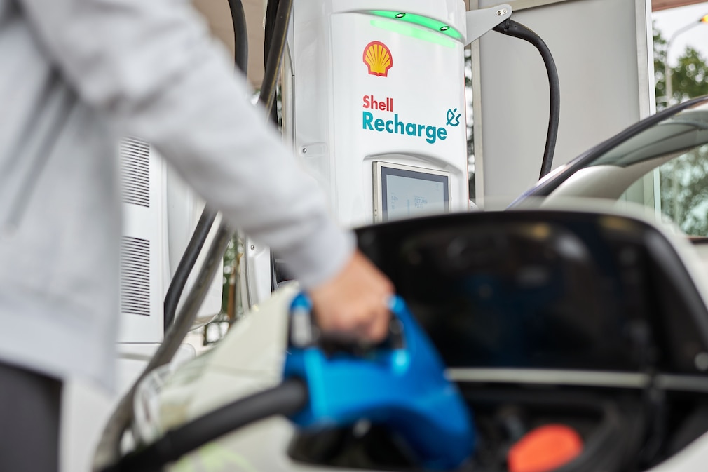 Auto lädt an einer Shell Recharge Ladesäule Auto lädt an einer Shell Recharge Ladesäule