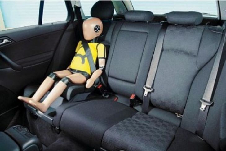 Crashtest: Integrierte Kindersitze