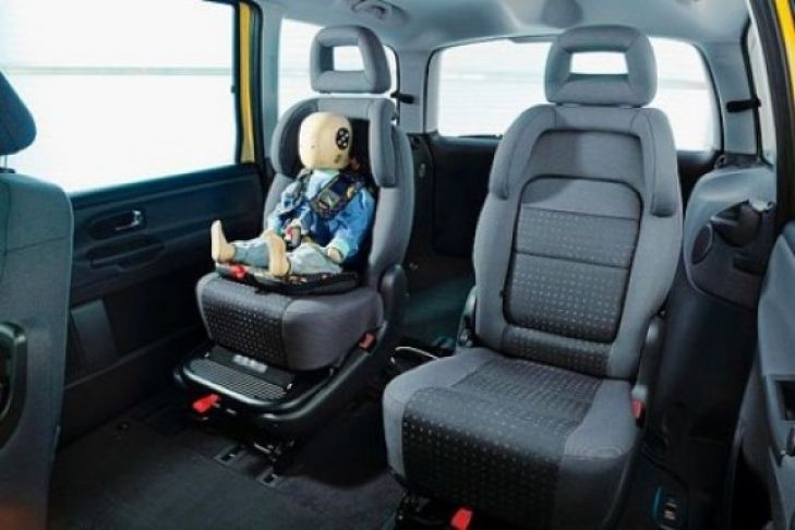 Crashtest: Integrierte Kindersitze