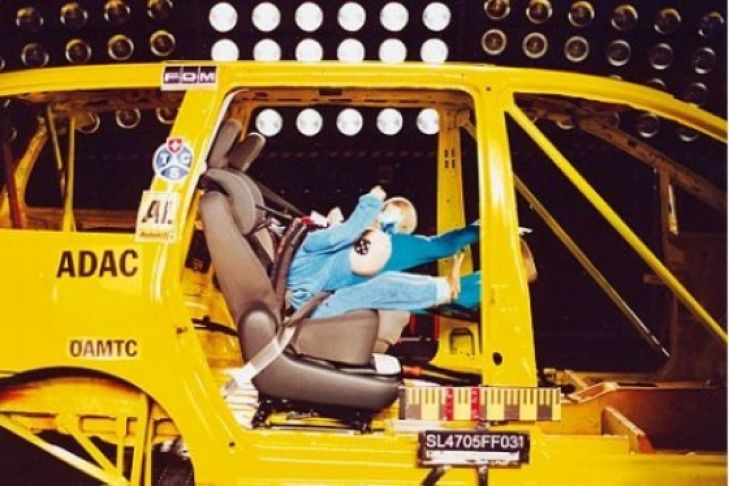 Crashtest: Integrierte Kindersitze
