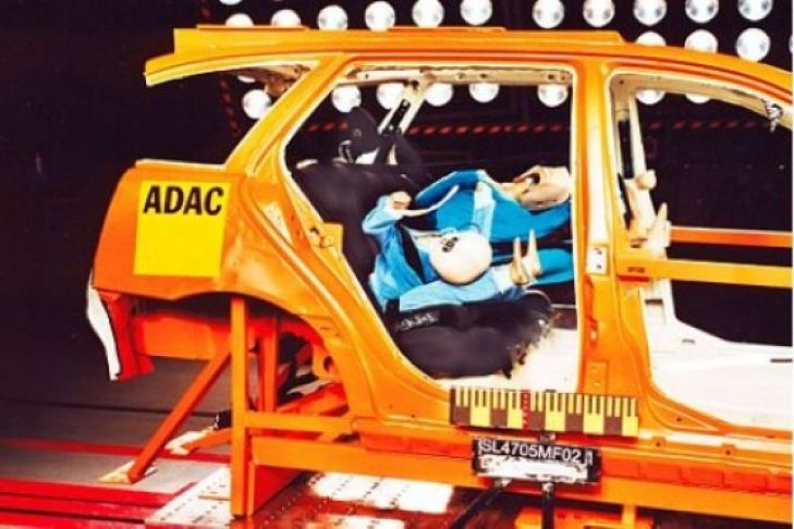 Crashtest: Integrierte Kindersitze