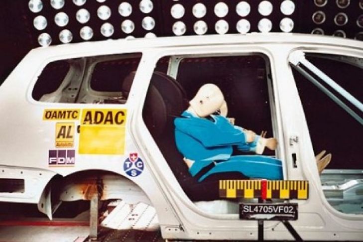 Crashtest: Integrierte Kindersitze