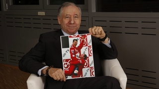 Jean Todt mit einem Foto von Michael Schumacher