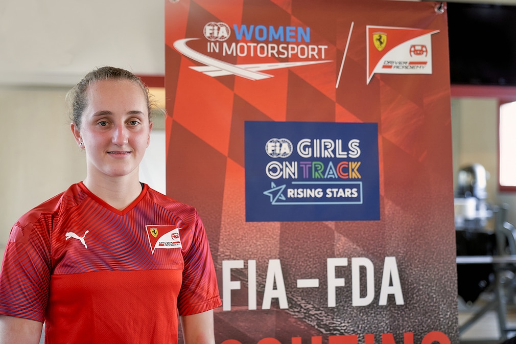 Ferrari nimmt Frau in Akademie auf